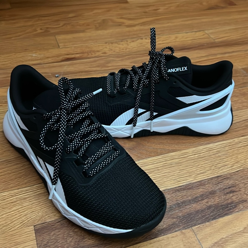NewBlack Reebok nano flex size 8 1/2. Only worn a few times.